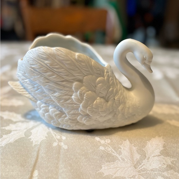 F.T.D.A Other - Vintage Elegant White Swan Figurine Planter